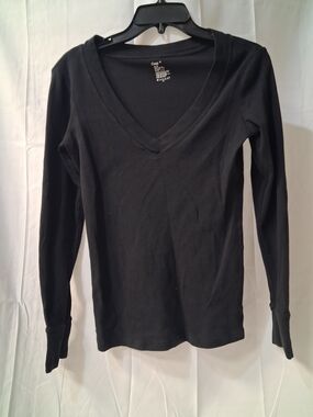 GAP Black V-Neck Long Sleeve Women's Tee